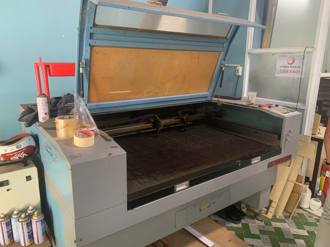 Laser cutting machine